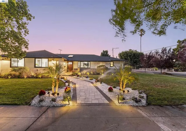 Photo 3 of Sale Pending at 1131 Ruth Dr, San Jose, CA 95125 | MLS# 41142653 | Listing updated on 2026-09-29