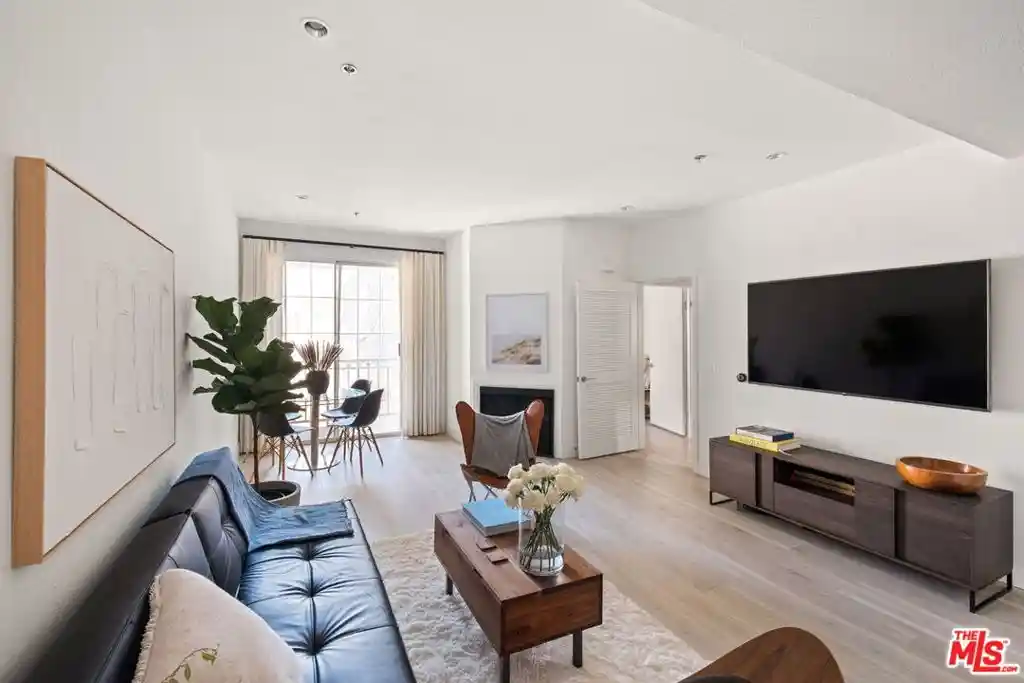 Listing Photo 1 - Condo for sale in Country Club Manor located at 585 N Rossmore Ave, Los Angeles, CA 90004 - Unit #506