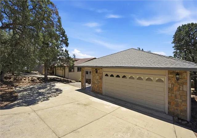 Photo 3 of Single family home for sale at 18649 Deer Hl, Hidden Valley Lake, CA 95467 | MLS# LC26161157 | Listing updated on 2026-10-06