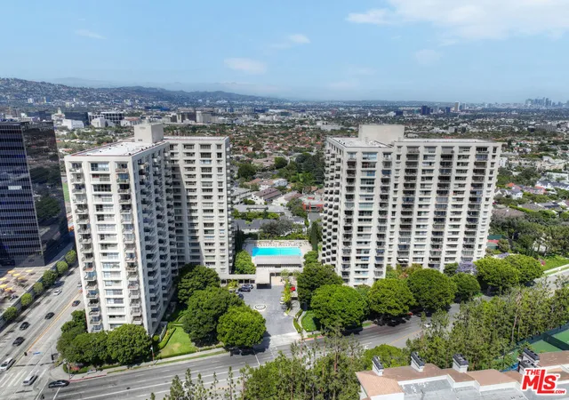Listing Photo 2 - Condo for sale in building located at 2160 Century Pkwy, Los Angeles, CA 90067 - Unit #702