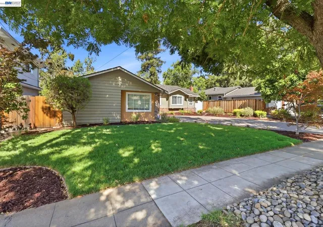 3rd image of 1654 Creek Dr, San Jose, CA 95125 | MLS# 41142890