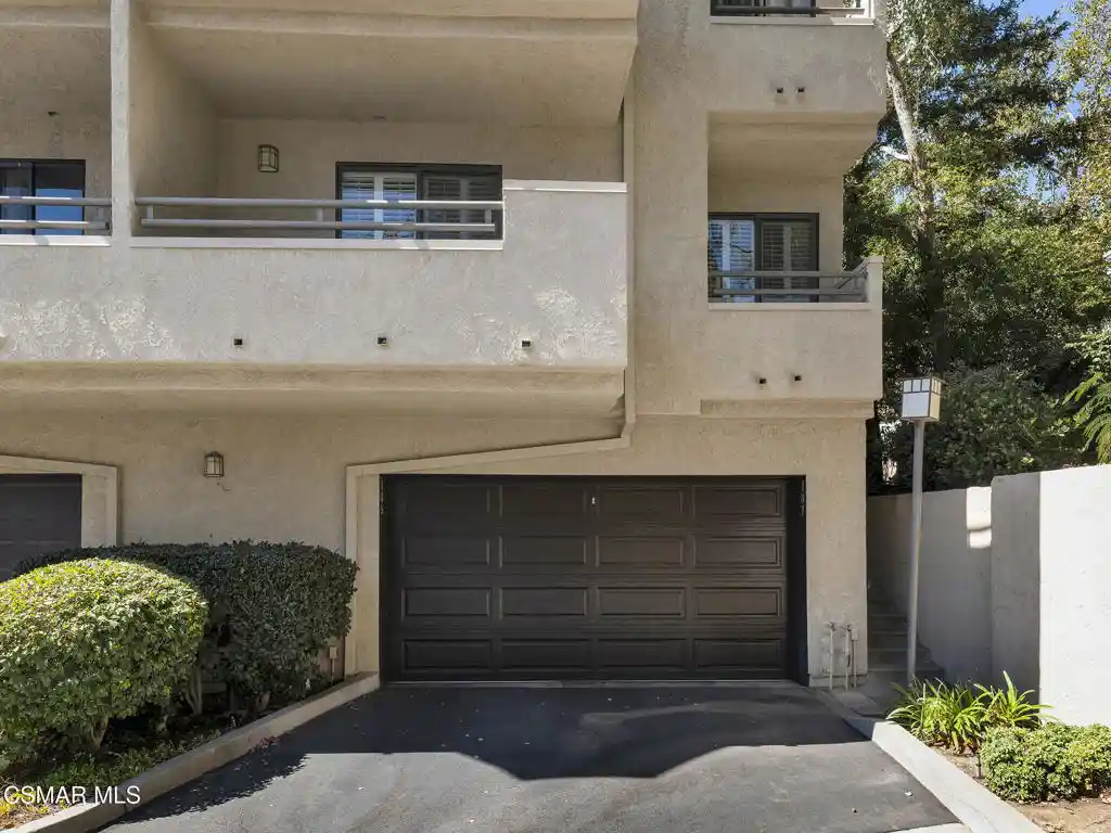 Listing Photo 1 - Condo for sale in 185 Mcafee Ct located at 185 Mcafee Ct, Thousand Oaks, CA 91360 - Unit 185 Mcafee Ct