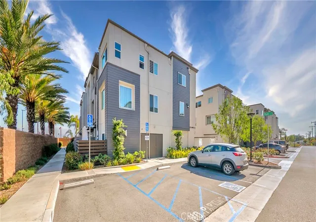 Listing Photo 3 - Condo for sale in building located at 14057 Ruby Ln, Gardena, CA 90247 - Unit #4