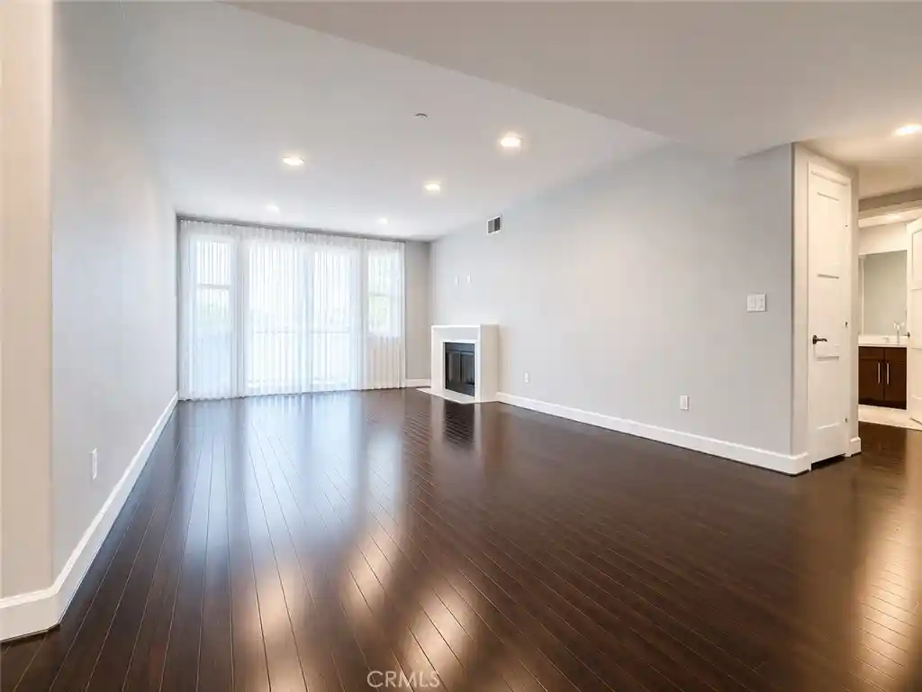 Listing Photo 2 - Condo for sale in 14412 Killion St located at 14412 Killion St, Sherman Oaks, CA 91401 - Unit #310