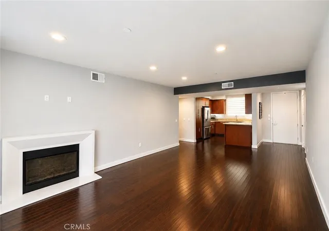 Listing Photo 4 - Condo for sale in building located at 14412 Killion St, Sherman Oaks, CA 91401 - Unit #310