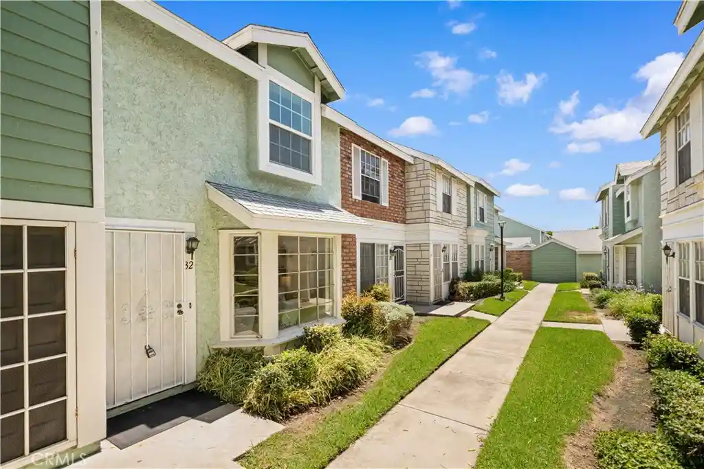 Listing Photo 2 - Condo for sale in 5640 Riverside Dr located at 5640 Riverside Dr, Chino, CA 91710 - Unit #32