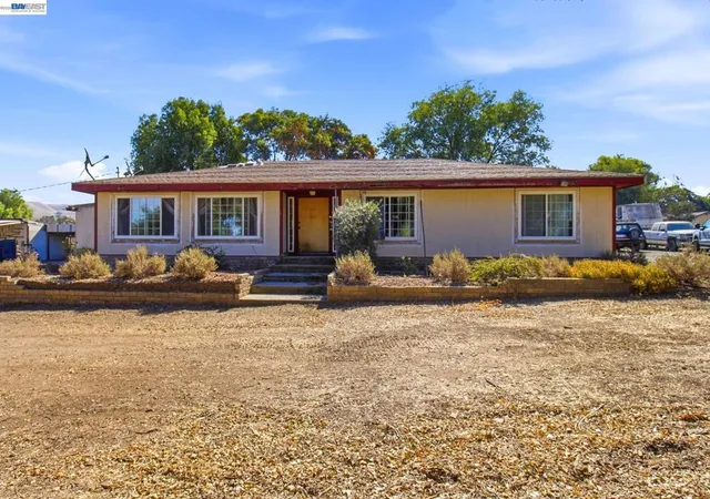 Photo 2 of Sale Pending at 5940 Victoria Ln, Livermore, CA 94550 | MLS# 41143049 | Listing updated on 2026-10-08