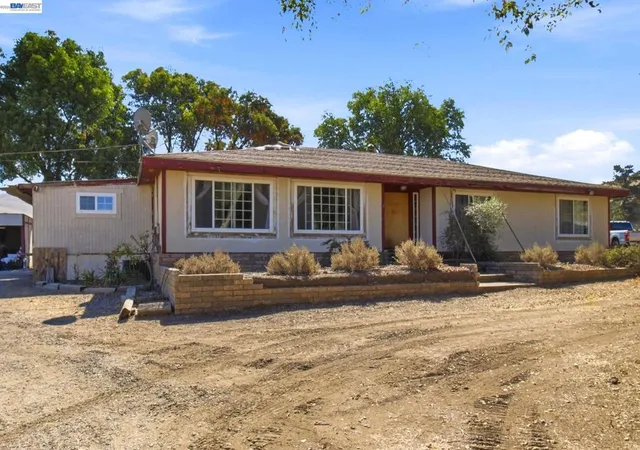 Photo 3 of Sale Pending at 5940 Victoria Ln, Livermore, CA 94550 | MLS# 41143049 | Listing updated on 2026-10-08