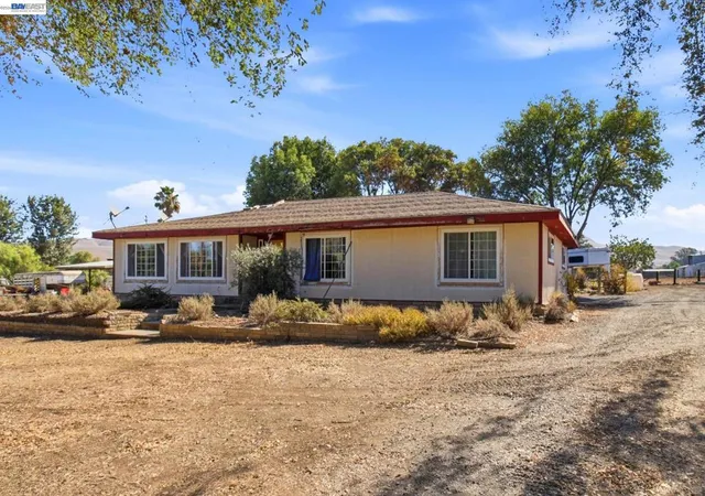 Photo 3 of Sale Pending at 5940 Victoria Ln, Livermore, CA 94550 | MLS# 41143049 | Listing updated on 2026-10-08