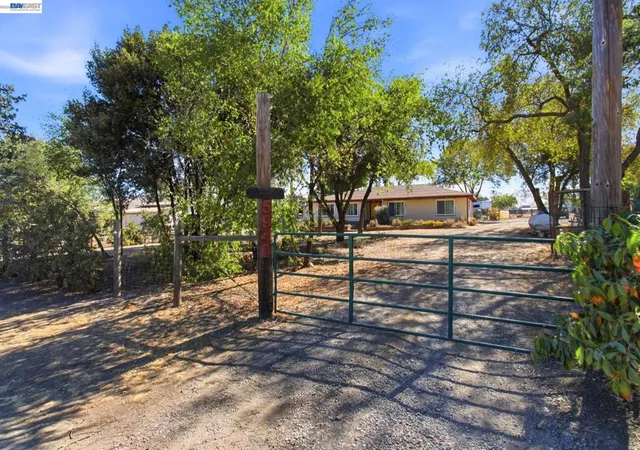 Photo 4 of Sale Pending at 5940 Victoria Ln, Livermore, CA 94550 | MLS# 41143049 | Listing updated on 2026-10-08