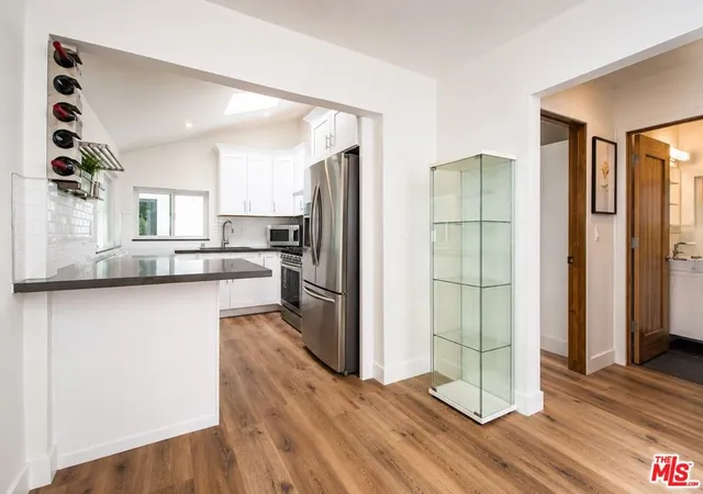 3rd image of 2341 Beach Ave, Venice, CA 90291 | MLS# 26864945