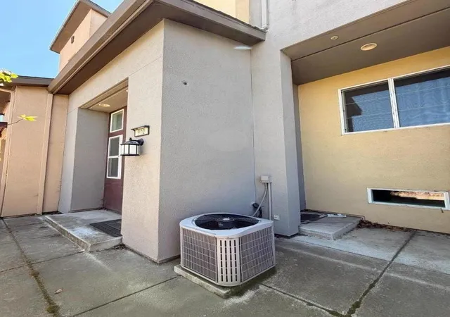 Photo 2 of Townhouse for sale at 902 Lake St, San Pablo, CA 94806 | MLS# ML82055790 | Listing updated on 2026-10-09