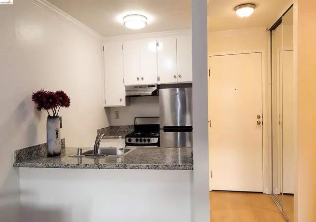 Listing Photo 4 - Condo for sale in building located at 288 Whitmore St, Oakland, CA 94611 - Unit #212