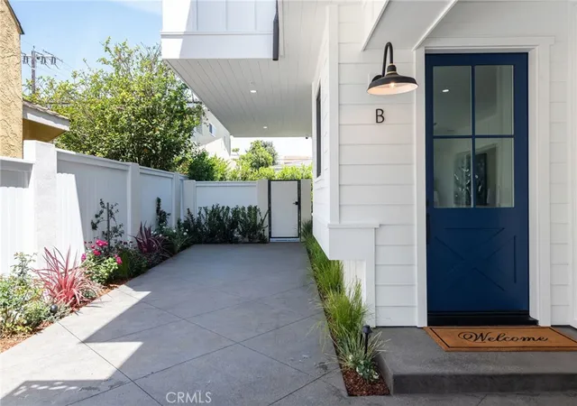 Listing Photo 4 - Condo for sale in building located at 2303 Marshallfield Ln, Redondo Beach, CA 90278 - Unit #B