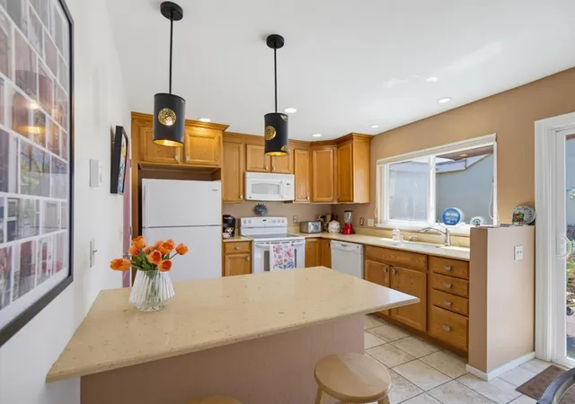 Townhouse for sale at 186 Crestview Ct, Watsonville, CA 95076 | MLS# ML82054771