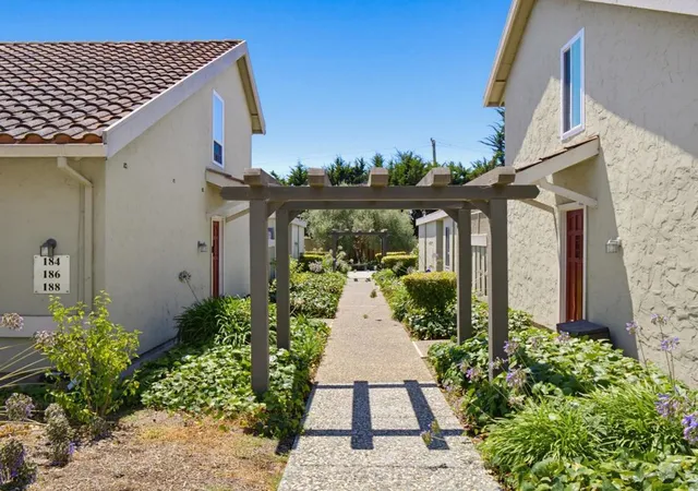 Photo 2 of Townhouse for sale at 186 Crestview Ct, Watsonville, CA 95076 | MLS# ML82054771 | Listing updated on 2026-10-06