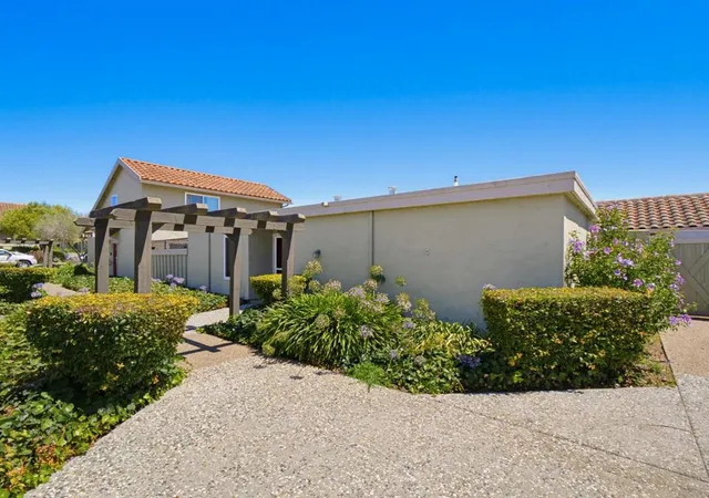 Photo 3 of Townhouse for sale at 186 Crestview Ct, Watsonville, CA 95076 | MLS# ML82054771 | Listing updated on 2026-10-06