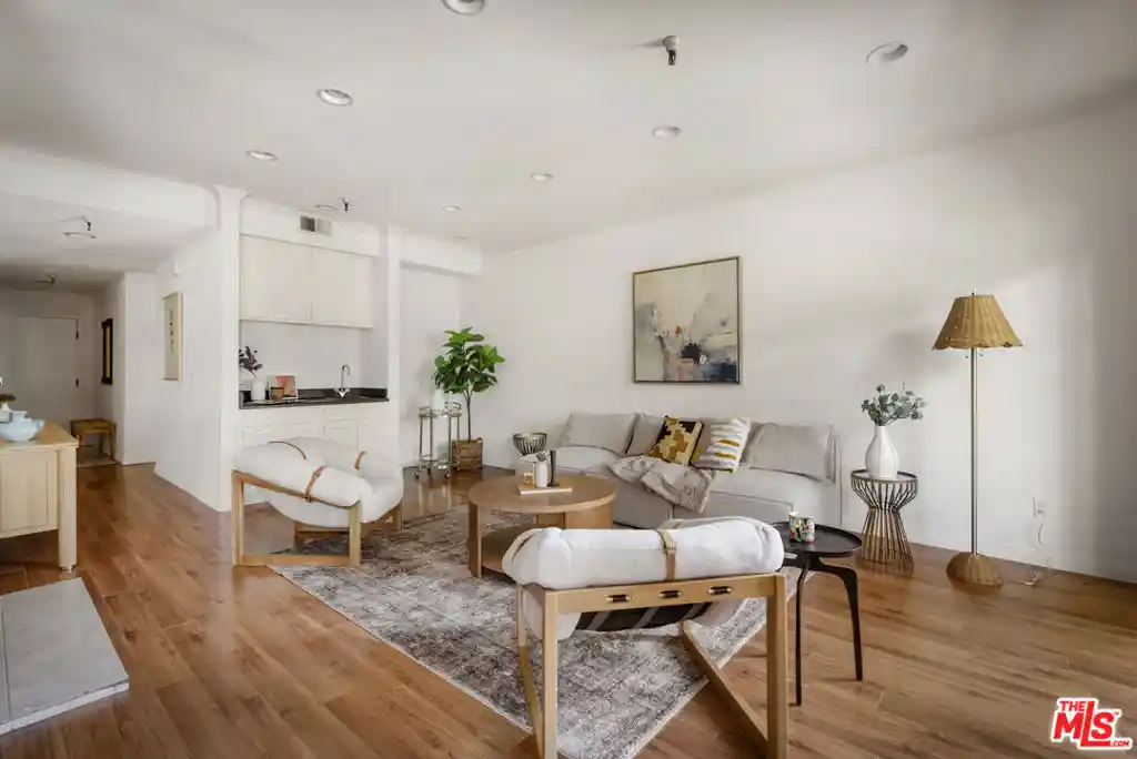 Listing Photo 2 - Condo for sale in 14630 Dickens St located at 14630 Dickens St, Sherman Oaks, CA 91403 - Unit #202