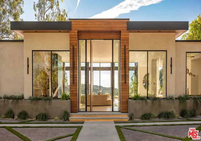 Photo 3 of Sale Pending at 12752 Mulholland Dr, Beverly Hills, CA 90210 | MLS# 26865433 | Listing updated on 2026-09-27