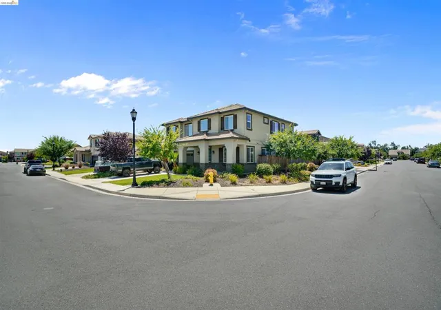 Photo 3 of Sale Pending at 577 Sapphire Pkwy, Oakley, CA 94561 | MLS# 41143292 | Listing updated on 2026-09-01