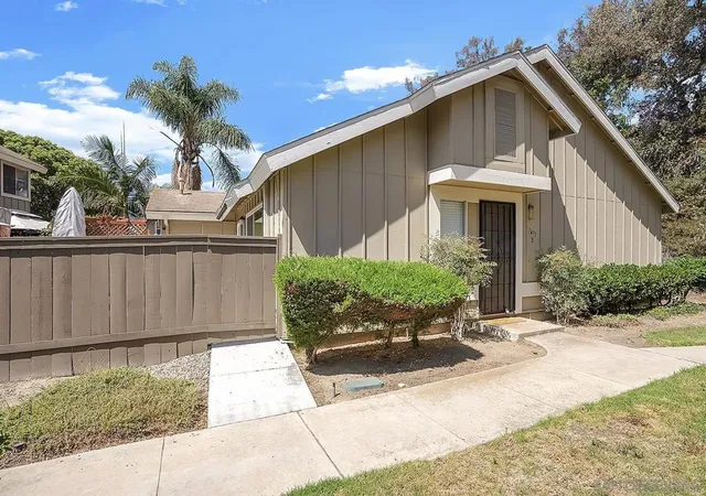 Townhouse for sale at 7471 Tooma St #Unit B, San Diego, CA 92139 | MLS# 260018577SD