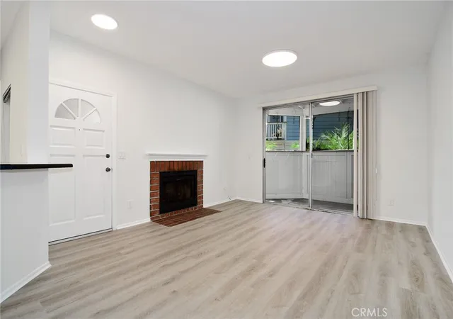 Listing Photo 2 - Condo for sale in building located at 2474 Pleasant Wy, Thousand Oaks, CA 91362 - Unit #K