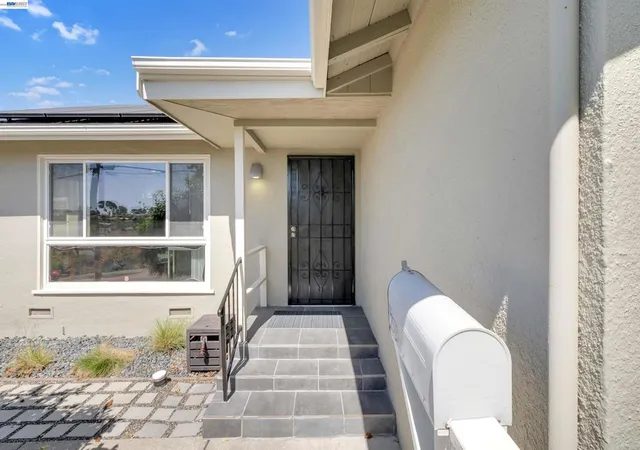 Photo 3 of Single family home for sale at 2518 Tara Hills Dr, San Pablo, CA 94806 | MLS# 41143357 | Listing updated on 2026-09-10