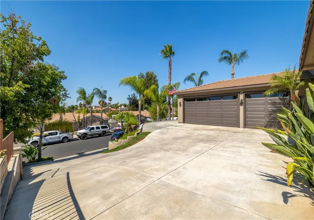 Photo 2 of Sale Pending at 31028 Emperor Dr, Canyon Lake, CA 92587 | MLS# IV26164226 | Listing updated on 2026-10-02