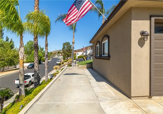Photo 3 of Sale Pending at 31028 Emperor Dr, Canyon Lake, CA 92587 | MLS# IV26164226 | Listing updated on 2026-10-02