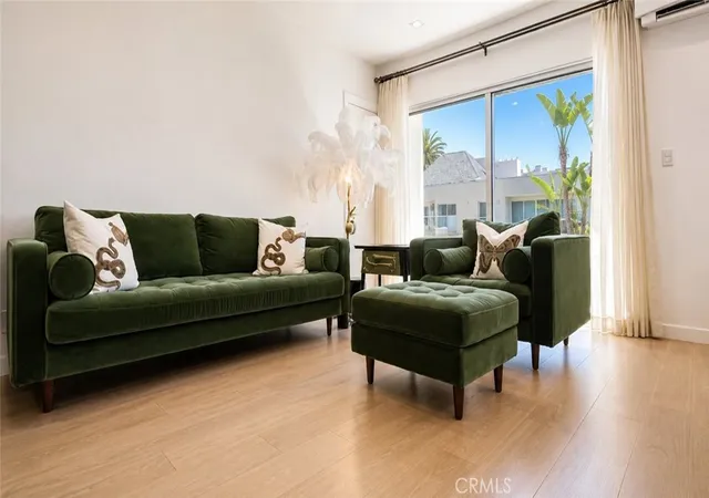 Listing Photo 5 - Condo for sale in building located at 1233 N Laurel, West Hollywood, CA 90046 - Unit #211