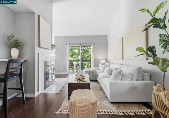 Listing Photo 3 - Condo for sale in building located at 7650 Cyn Mdws Cir, Pleasanton, CA 94588 - Unit #F
