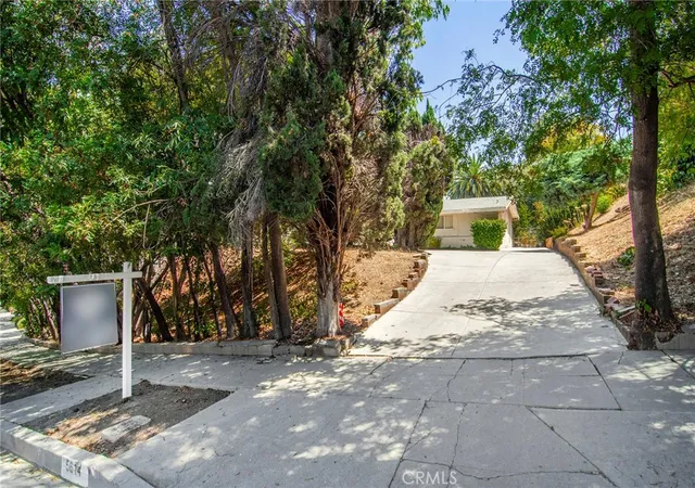 Photo 3 of Sale Pending at 5614 Oso Ave, Woodland Hills, CA 91367 | MLS# SR26166789 | Listing updated on 2026-09-24
