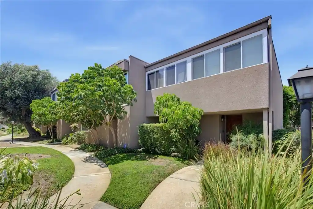 Condo for sale at 18134 Killion St #4, Tarzana, CA 91356 | MLS# SR26164028