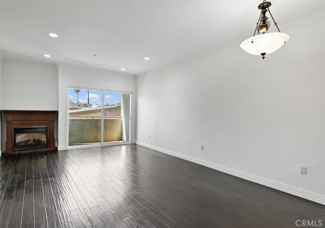 Listing Photo 2 - Condo for sale in building located at 908 S Ardmore Ave, Los Angeles, CA 90006 - Unit #304