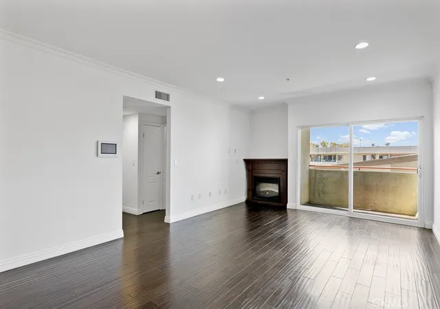 Listing Photo 3 - Condo for sale in building located at 908 S Ardmore Ave, Los Angeles, CA 90006 - Unit #304