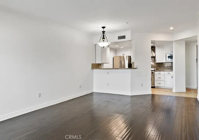 Listing Photo 4 - Condo for sale in building located at 908 S Ardmore Ave, Los Angeles, CA 90006 - Unit #304
