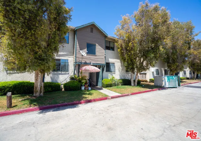 Listing Photo 4 - Condo for sale in building located at 10965 Wright Rd, Lynwood, CA 90262