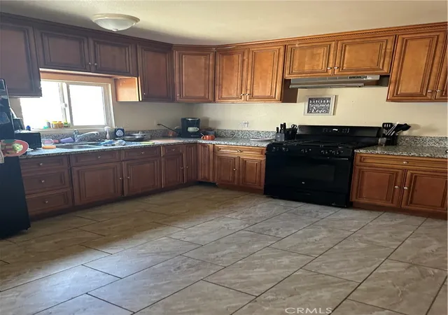 Listing Photo 5 - Condo for sale in building located at 40631 Mayberry, Hemet, CA 92544 - Unit #4