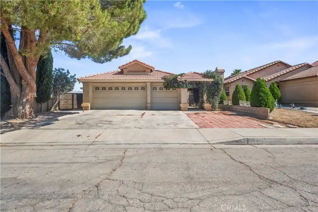 Photo 1 of Single family home for sale at 733 E Ave J12, Lancaster, CA 93535 | MLS# SR26168000 | Listing updated on 2026-10-20