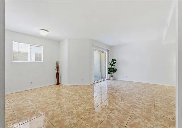 5th image of 7651 Reseda #13-T, Los Angeles, CA 91335 | MLS# SR26168131