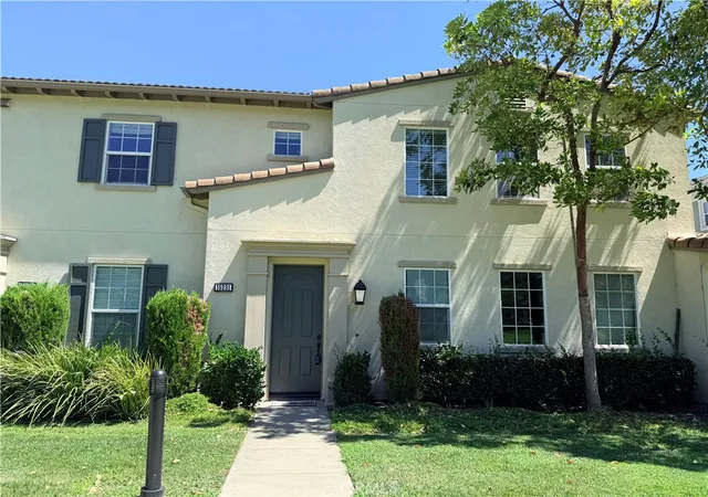 Townhouse for sale at 15231 Calverton, Tustin, CA 92782 | MLS# AR26166211