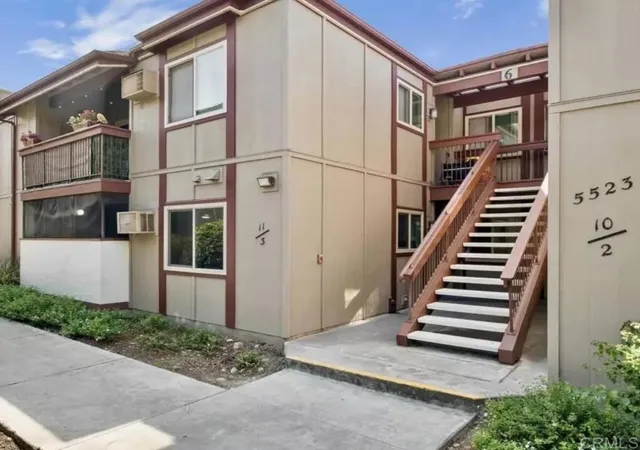 Listing Photo 2 - Condo for sale in building located at 5523 Adobe Fls #3rd Rd, San Diego, CA 92120
