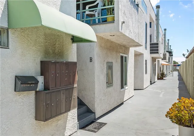 Photo 3 of Condo for sale at 6036 Hazelhurst, North Hollywood, CA 91606 | MLS# GD26166512 | Listing updated on 2026-10-11