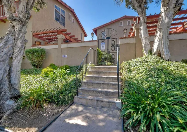 3rd image of 2569 Navarra Dr #C, Carlsbad, CA 92009 | MLS# NDP2607280