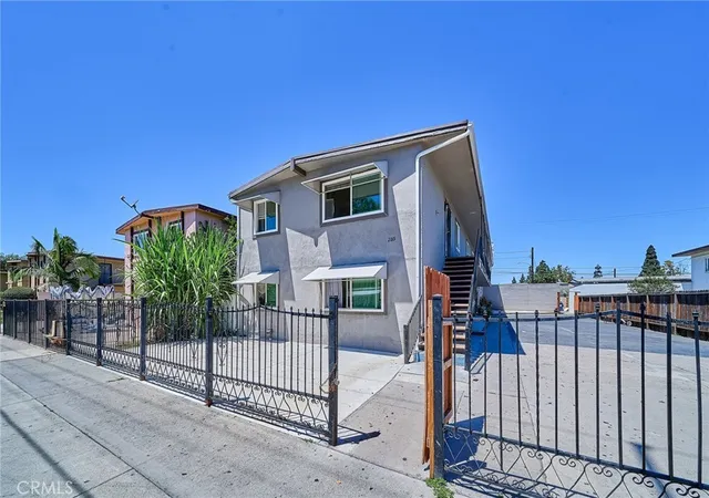 Listing Photo 2 - Condo for sale in building located at 2001 W Myrtle, Santa Ana, CA 92703 - Unit #