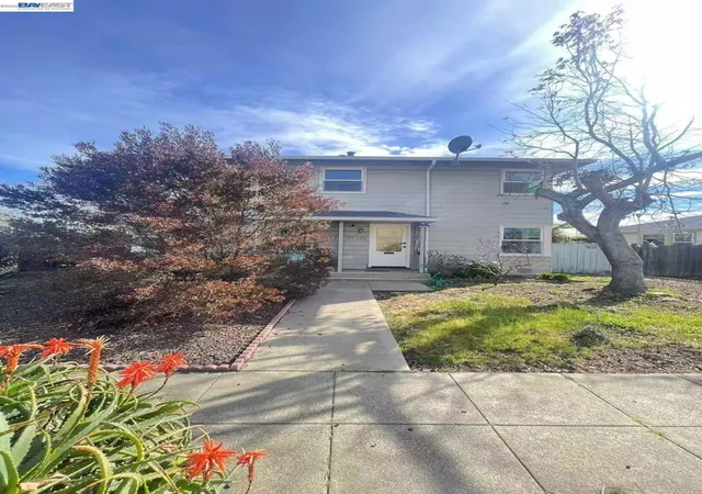 Photo 1 of Sale Pending at 318 Cypress St #D, Alameda, CA 94501 | MLS# 41143709 | Listing updated on 2026-09-02