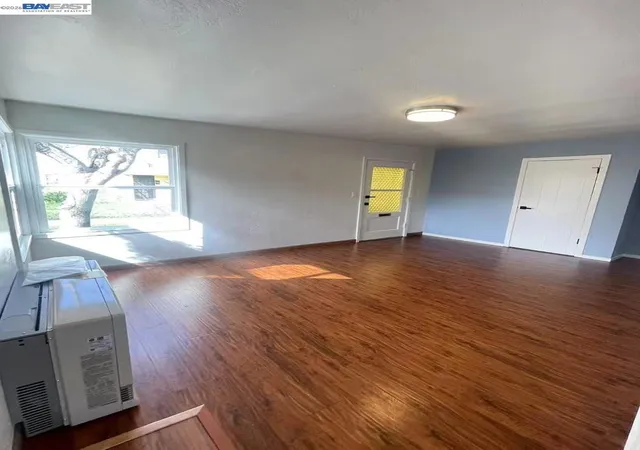 Photo 3 of Sale Pending at 318 Cypress St #D, Alameda, CA 94501 | MLS# 41143709 | Listing updated on 2026-09-02