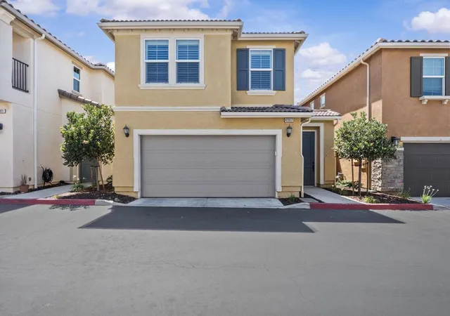 Photo 3 of Single family home for sale at 41917 Zafra St, Murrieta, CA 92562 | MLS# 260018953SD | Listing updated on 2026-10-07