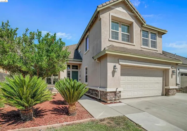 Photo 2 of Single family home for sale at 14 Renoir Ct, Oakley, CA 94561 | MLS# 41143808 | Listing updated on 2026-10-02