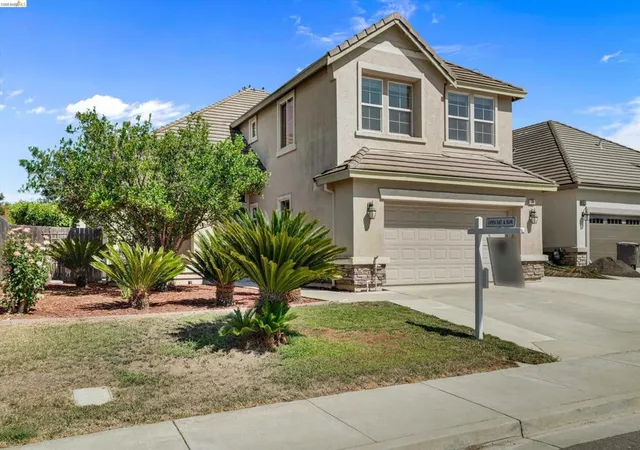 Photo 3 of Single family home for sale at 14 Renoir Ct, Oakley, CA 94561 | MLS# 41143808 | Listing updated on 2026-10-02
